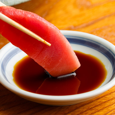 まぐろを醤油につけているシーン